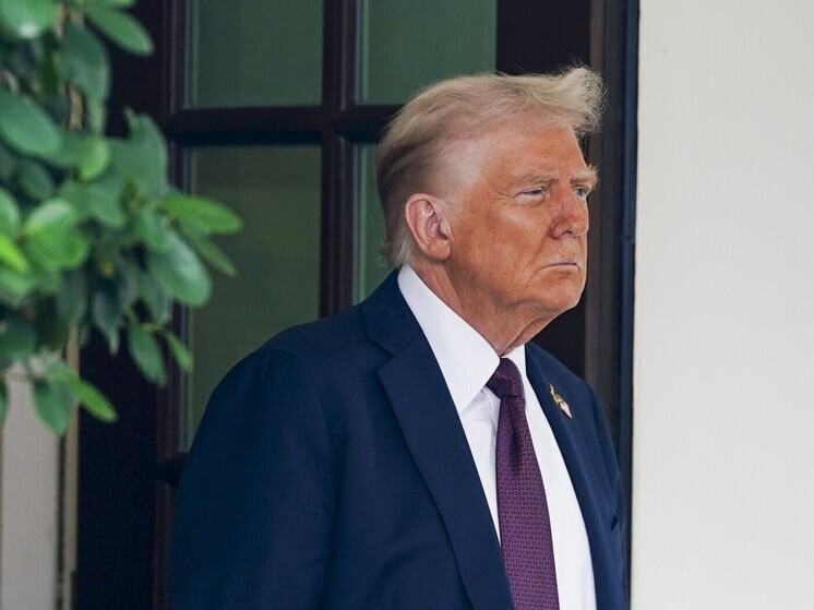 Трамп заявил, что Иран с 17 разных сторон атаковал американский авианосец