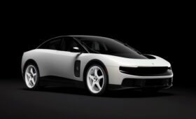 Весь в белом и за миллион: «нулевой» Ferrari Luce продадут на аукционе