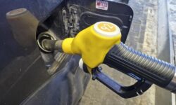 Ограничения на продажу бензина в канистры частично сняли в регионе РФ