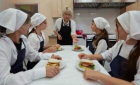 Приём пищи в одиночестве может изменить усвояемость глюкозы: важно, с кем ешь